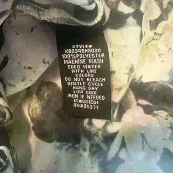 Sanctuary ladies sleeveless blouse size Medium. Worn once Colorful flowy top. - Picture 10 of 12